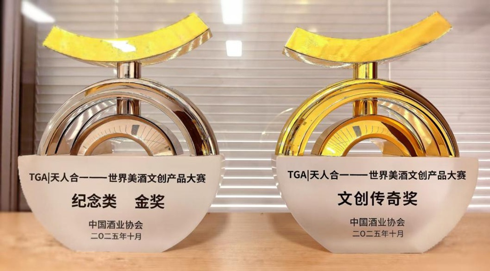 79184633.jpg 优发国际金蛇献瑞生肖酒、梦之蓝幸福美满礼盒.jpg